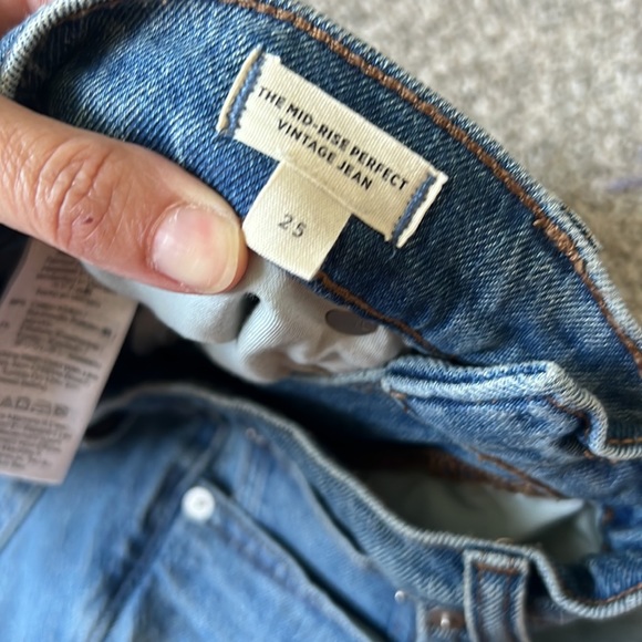 The Mid-Rise Perfect Vintage Jean in Ainsdale Wash: Knee-Rip Edition size 25 - Picture 4 of 8